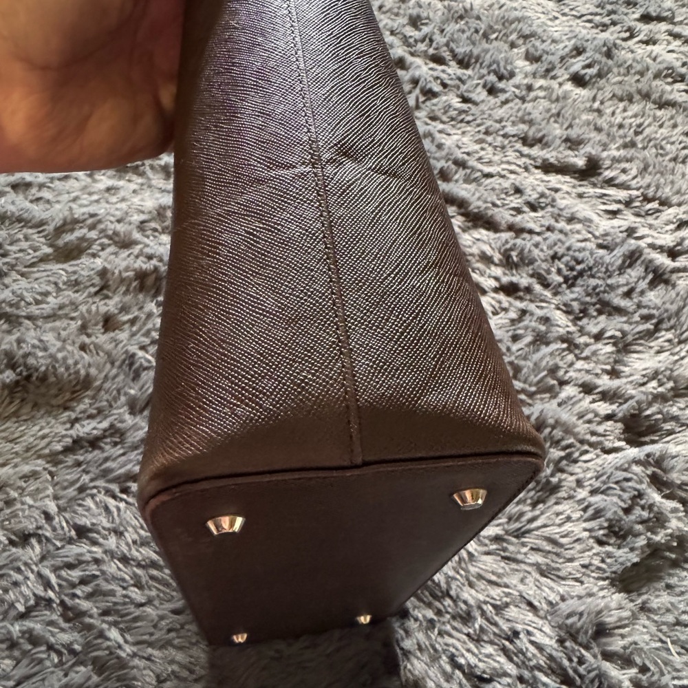 Burberry Brown Leather Tote with Structured Design - Picture 4 of 11